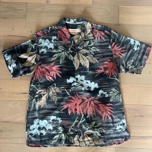 Tommy Bahama 100% silk Hawaiian Shirt! Size Medium!